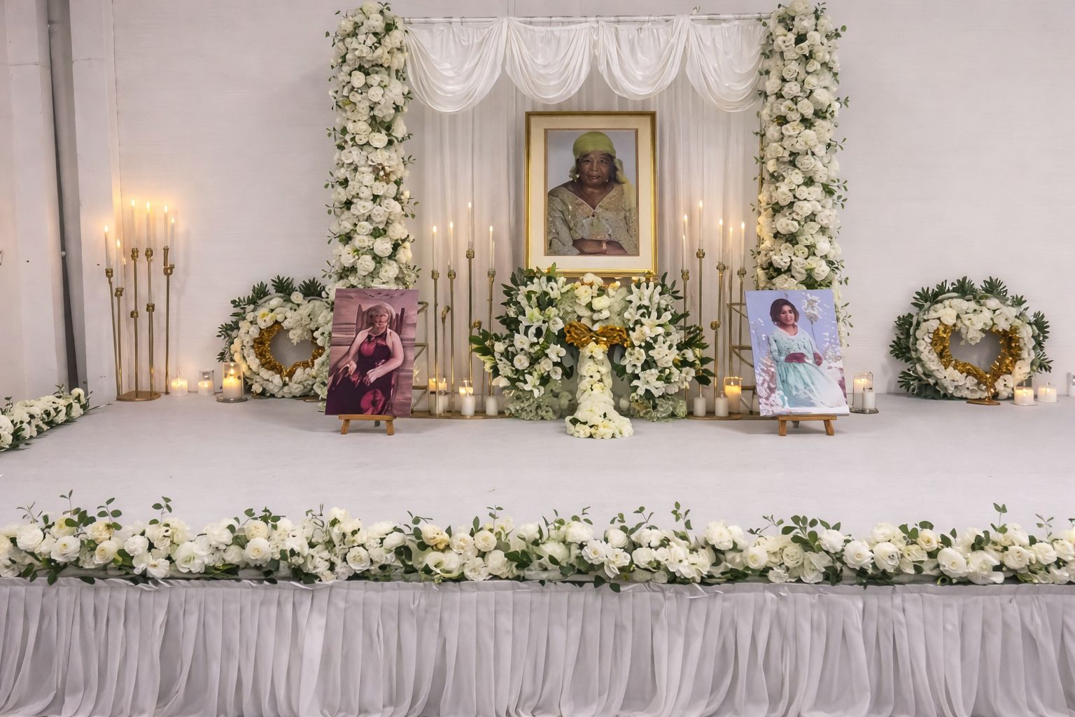 Décoration de deuil avec fleurs blanches